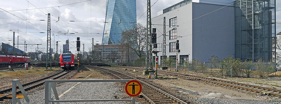 Blick auf die Europäische Zentralbank vom Frankfurter Ostbahnhof.