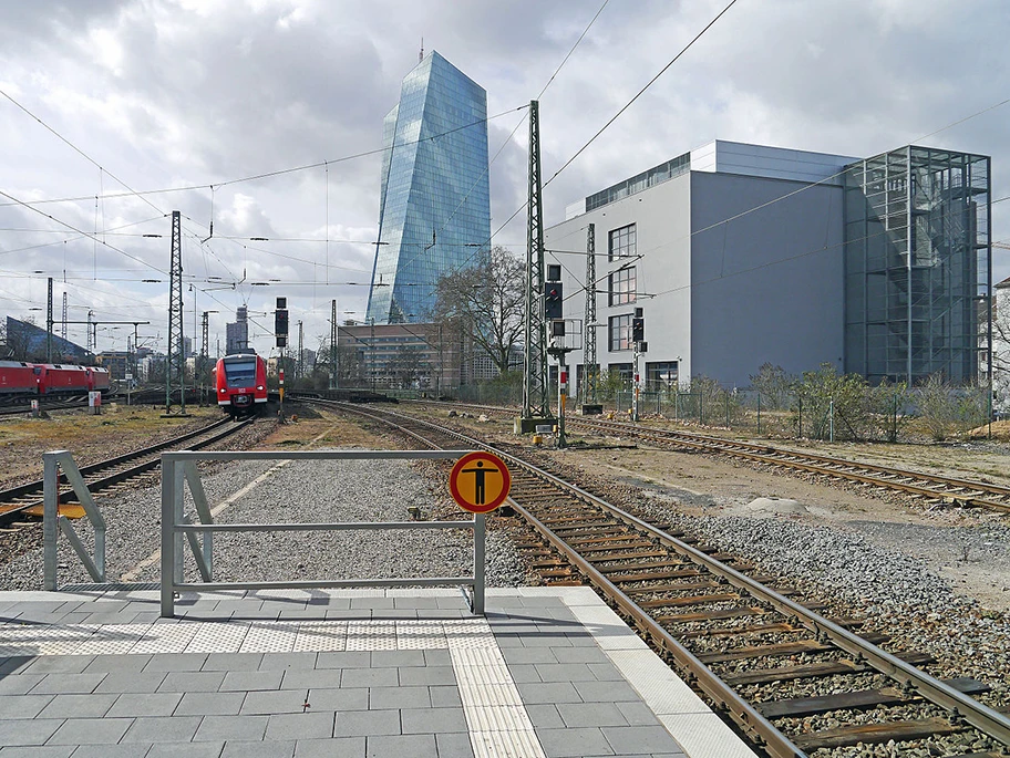 Blick auf die Europäische Zentralbank vom Frankfurter Ostbahnhof.