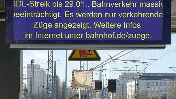 Anzeigetafel mit Streikhinweis am 27. Januar 2024 im Ostbahnhof von München. Der Streik war für den 24. bis 29. Januar 2024 geplant, wurde aber einen Tag früher beendet.