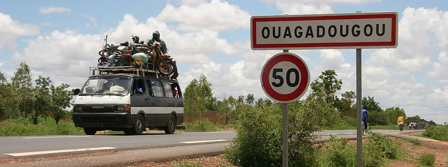 Sammeltaxi vor Ouagadougou auf einer Strasse in Burkina Faso.