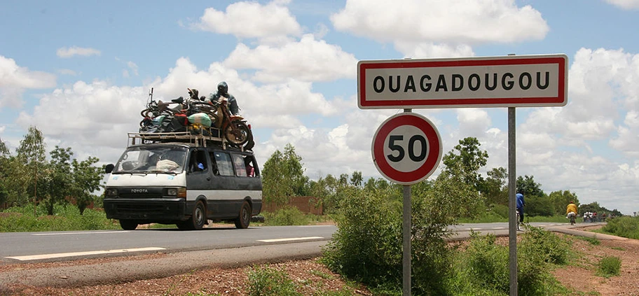 Sammeltaxi vor Ouagadougou auf einer Strasse in Burkina Faso.