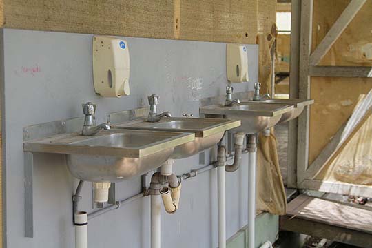 Sanitäre Anlagen in einem Flüchtlingslager auf der Insel Nauru.