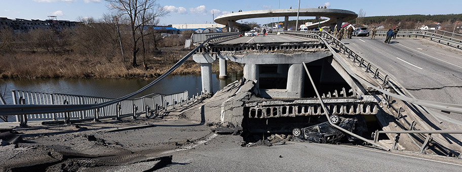 Zerstörte Autobrücke bei Kiew, April 2022.