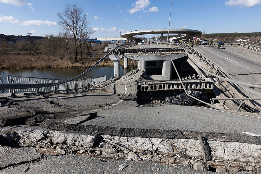 Zerstörte Autobrücke bei Kiew, April 2022.