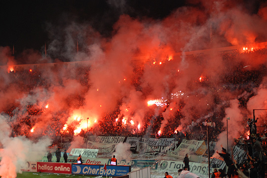 Ultras von Olympique Marseille im Cupfinal von 2006 gegen Paris St. Germain.