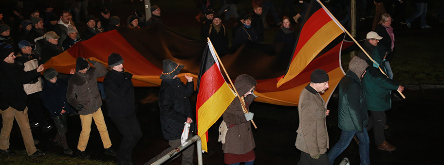Götz Kubitschek (rechts unten im Bild) an einer Pegida-Demo in Dresden, Januar 2015n.