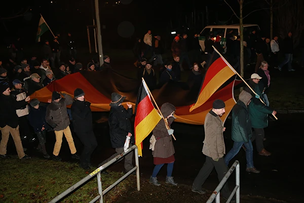Götz Kubitschek (rechts unten im Bild) an einer Pegida-Demo in Dresden, Januar 2015n.