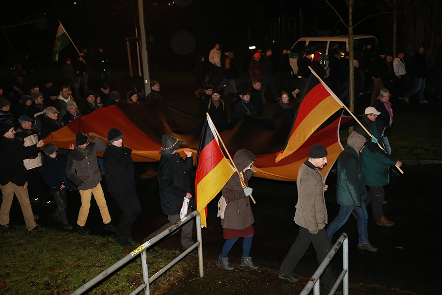 Götz Kubitschek (rechts unten im Bild) an einer Pegida-Demo in Dresden, Januar 2015n.