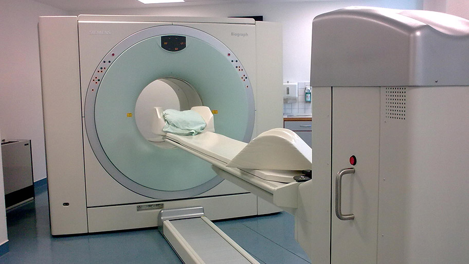 Kombiniertes Gerät für Positronen-Emissions-Tomographie (PET) und Röntgen-Computer-Tomographie (CT).