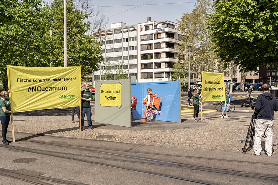 Greenpeace-Aktion in Basel gegen das geplante Ozeanium.