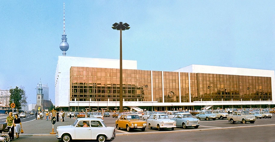 Palast_der_Republik_DDR_1977_w.webp