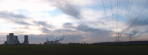 Panoramaaufnahme mit den Kraftwerken Niederaussem, Neurath und Frimmersdorf sowie der Vollrather Höhe.