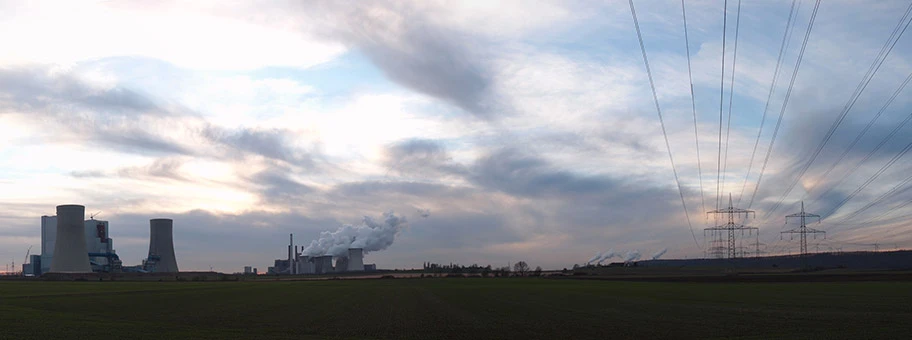 Panoramaaufnahme mit den Kraftwerken Niederaussem, Neurath und Frimmersdorf sowie der Vollrather Höhe.