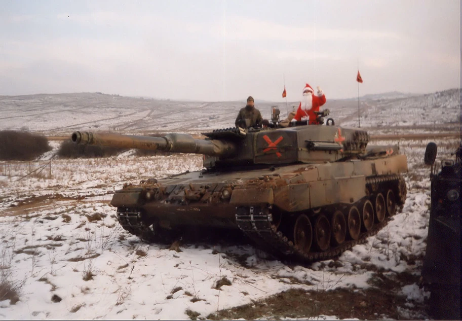 Weihnachtsmann im Leopard 2.