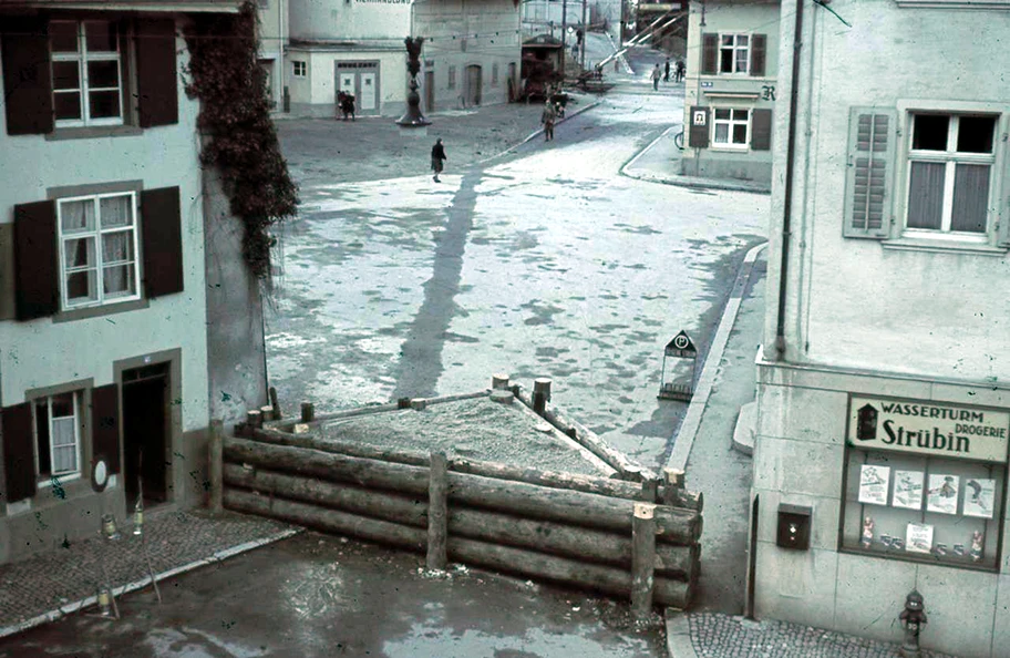 Sperre gegen leichte Panzerfahrzeuge in Liestal, Januar 1944.