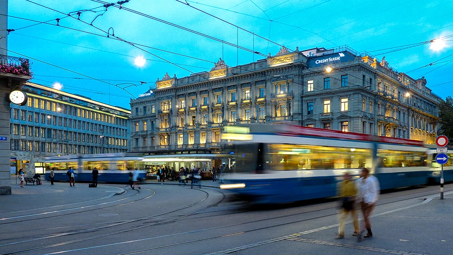 Nahrungsmittelspekulation in der Schweiz - Grossbanken wie die Credit Suisse spekulieren Milliarden auf Preisschwankungen um die Profite zu steigern. Die Folge davon sind steigende Preise der Grundnahrungsmittel, wie zum Beispiel der von Reis, Mais und Weizen.