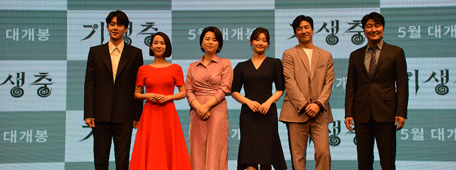 Die Besetzung von Parasite. Von links nach rechts: Choi Woo-shik, Jo Yeo-jeong, Jang Hye-jin, Park So-dam, Lee Sun-kyun und Song Kang-ho.