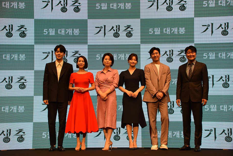 Die Besetzung von Parasite. Von links nach rechts: Choi Woo-shik, Jo Yeo-jeong, Jang Hye-jin, Park So-dam, Lee Sun-kyun und Song Kang-ho.