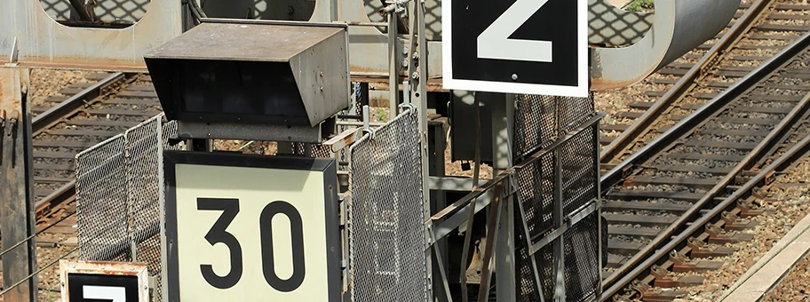 Signaltafeln der französischen Eisenbahn im Gare de l'Est von Paris.