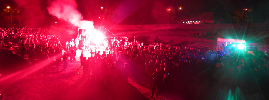 Am 21. Mai 2016 trafen sich rund 1000 Menschen auf dem Warmbächli-Areal, um ihre Solidarität mit den von Flüchtenden und AktivistInnen besetzten Häuser in Athen kund zu tun.