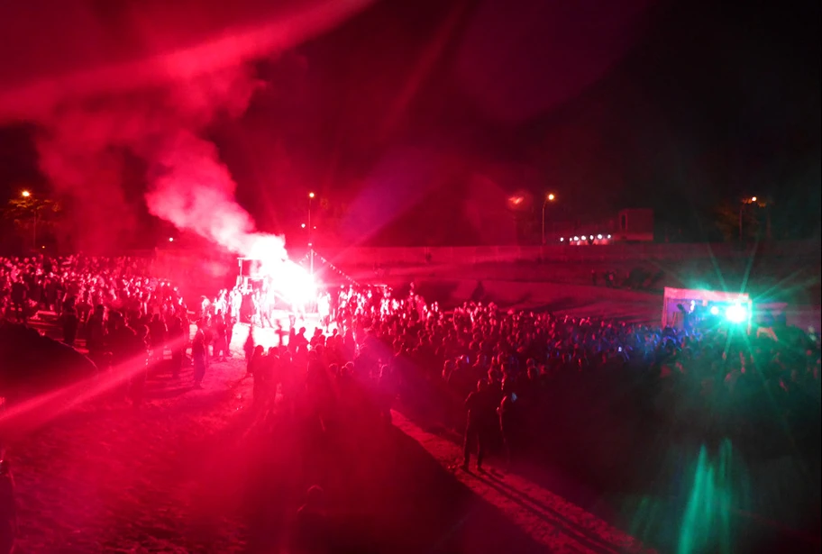 Am 21. Mai 2016 trafen sich rund 1000 Menschen auf dem Warmbächli-Areal, um ihre Solidarität mit den von Flüchtenden und AktivistInnen besetzten Häuser in Athen kund zu tun.