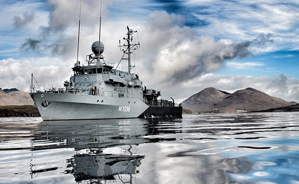Das Minenjagdboot Passau im nördlichen Minch beim NATO-Manöver JOINT WARRIOR 2012.
