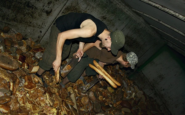 Containern in einer Brotfabrik bei Berlin.