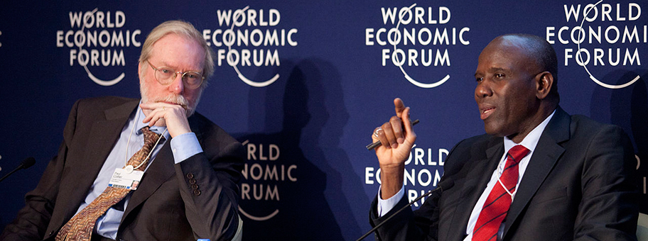Der für Freihandel einstehende Ökonom Paul Collier (hier links im Bild am WEF in Davos 2012) soll die Deutsche Bundesregierung bei der Ausgestaltung des „Compact with Africa“ beraten.
