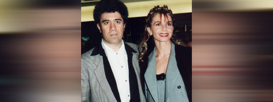 Pedro Almodovar mit der Schauspielerin Victoria Abril (im Film in der Rolle von Marina Osorio) an der César-Verleihung 1993.