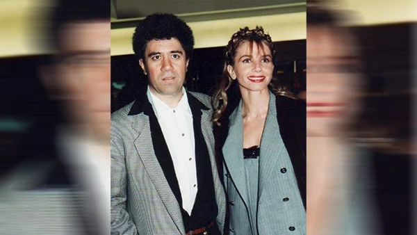 Pedro Almodovar mit der Schauspielerin Victoria Abril (im Film in der Rolle von Marina Osorio) an der César-Verleihung 1993.