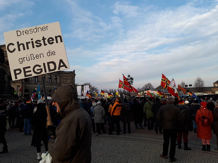 PEGIDA „Weihnachtssingen“ in Dresden am 16.12.2018 auf dem Theaterplatz. Transparent «Dresdner Christen grüssen die PEGIDA».