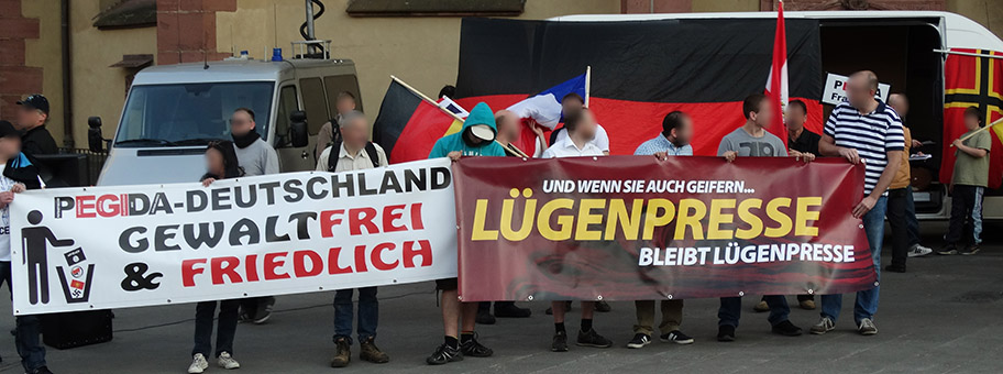 Teilnehmer einer Pegida-Demo in Frankfurt, April 2015.