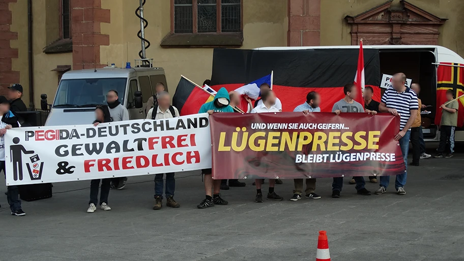 Teilnehmer einer Pegida-Demo in Frankfurt, April 2015.