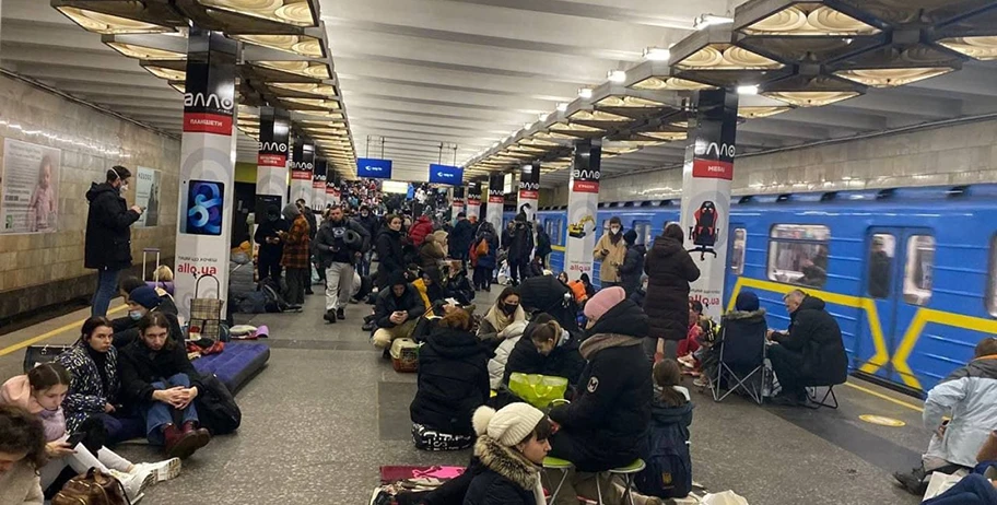 Station der Metro Kiew, die nach dem russischen Überfall auf die Ukraine (2022) in einen Luftschutzbunker umgewandelt wurde.