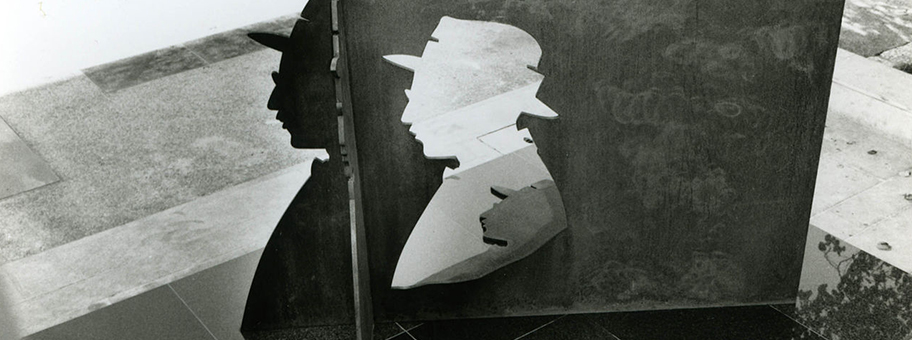 Plastik von Fernando Pessoa in der Deutschen Schule in Lissabon.