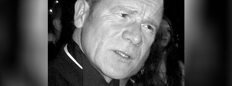 Der schottische Schauspieler Peter Mullan spielt in dem Film die Rolle des Bewährungshelfers Terry.