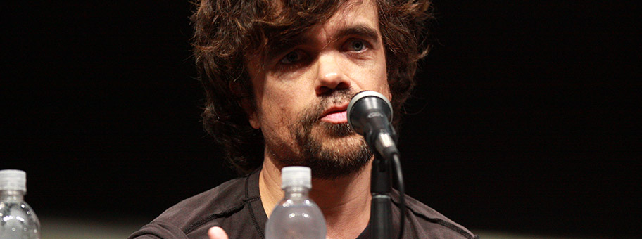 Der US-amerikanische Film- und Theaterschauspieler Peter Dinklage (hier in San Diego, 2013) spielt in dem Film die Rolle des Cyrano.