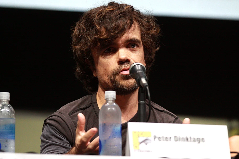 Der US-amerikanische Film- und Theaterschauspieler Peter Dinklage (hier in San Diego, 2013) spielt in dem Film die Rolle des Cyrano.