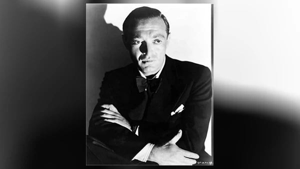 Der ungarische Filmschauspieler Peter Lorre spielt in dem Film die Rolle des Sekretärs Hilary Cummins.