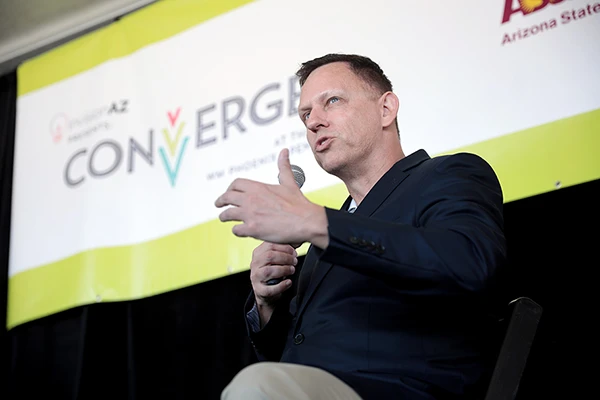 Peter Thiel im Gespräch mit Teilnehmern des Converge Tech Summit 2022 bei den Waste Management Phoenix Open in der Skybar des TPC Scottsdale in Arizona, 9. Februar 2022.