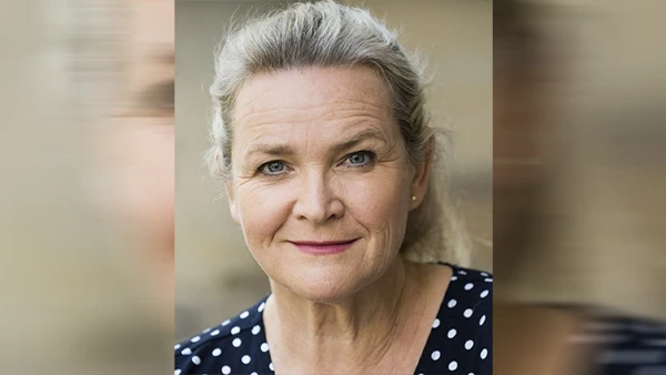 Die deutsche Schauspielerin Petra Welteroth spielt in dem Film die Rolle der Trauerrednerin.