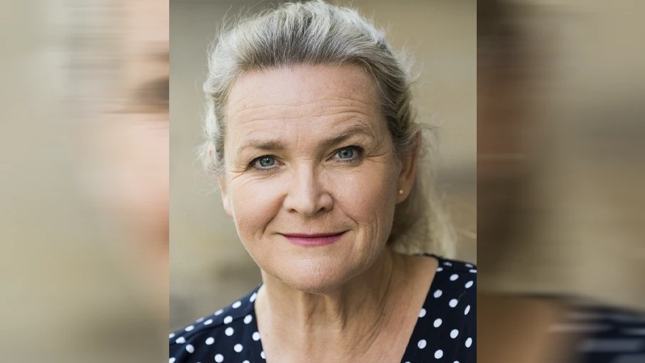 Die deutsche Schauspielerin Petra Welteroth spielt in dem Film die Rolle der Trauerrednerin.