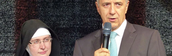 Ministerpräsident Stanislaw Tillich mit der Äbtissin Philippa Kraft im Kloster St. Marienstern, Juli 2014.