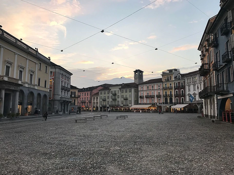 Ort des Geschehens. Die Piazza Grande in Locarno.