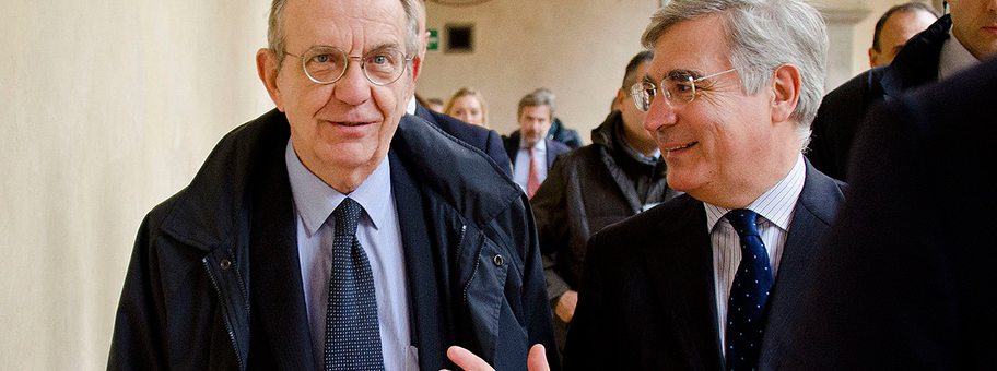 Der italienische Finanzminister Pier Paolo Padoan (links im Bild) verhandelte in Davos unter Zeitdruck die Bedingungen für die Errichtung einer Bad Bank.