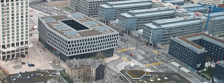 Gentrifizierung in Zürich West - Blick vom Prime Tower auf das Nagelhaus an der Turbinenstrasse 12-14, mit dem Netzwerk des Künstlers Pierre Haubensak.