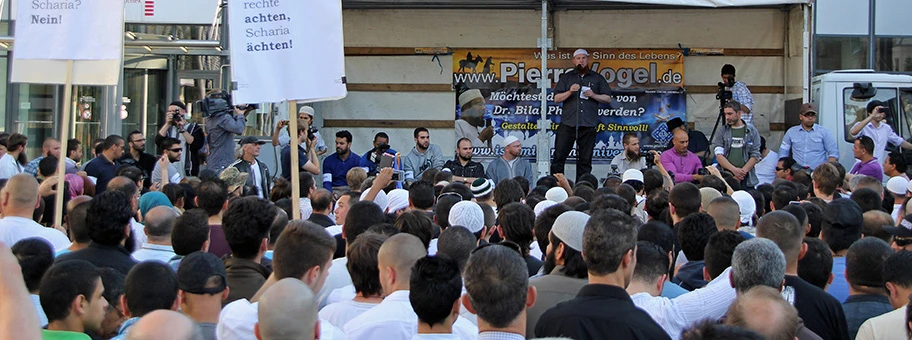 Der radikal-islamische Prediger Pierre Vogel während einer Kundgebung in Koblenz.