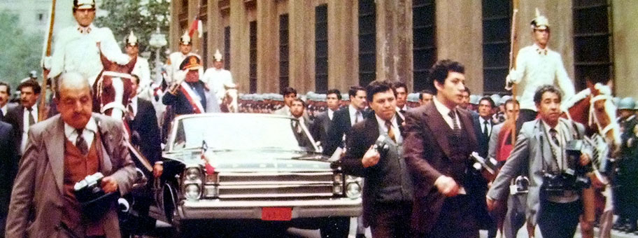 Augusto Pinochet auf der La Moneda in Santiago de Chile an einer Militärparade anlässlich des 9. Jahrestages zum Putsch.