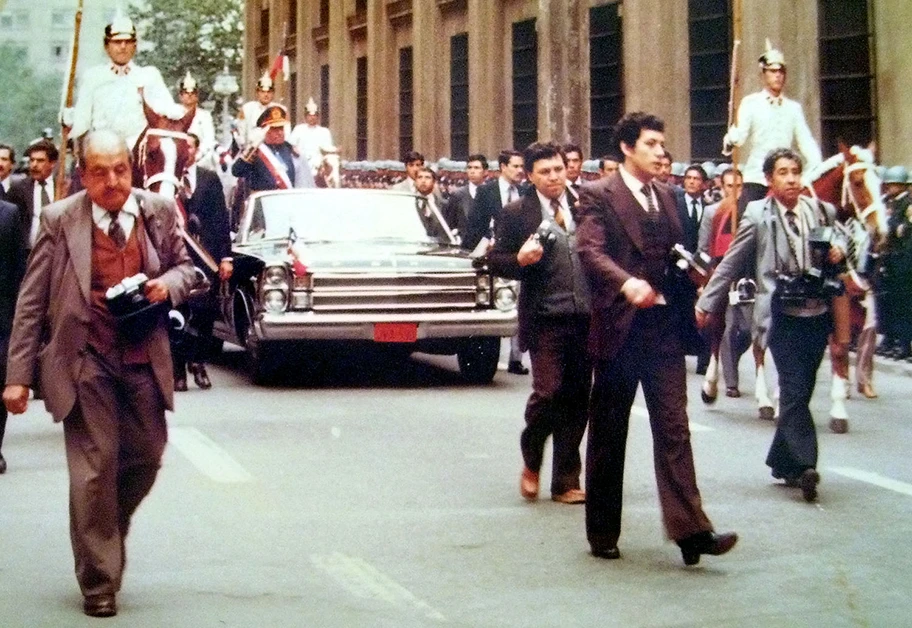 Augusto Pinochet auf der La Moneda in Santiago de Chile an einer Militärparade anlässlich des 9. Jahrestages zum Putsch.