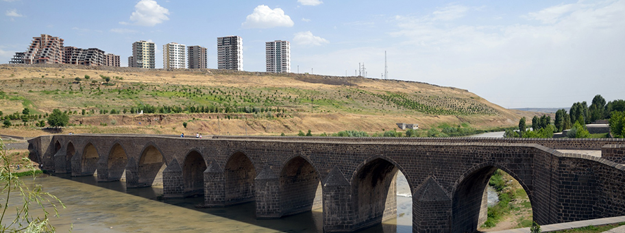 Neubausiedlung am Rande der Stadt von Diyarbakır.
